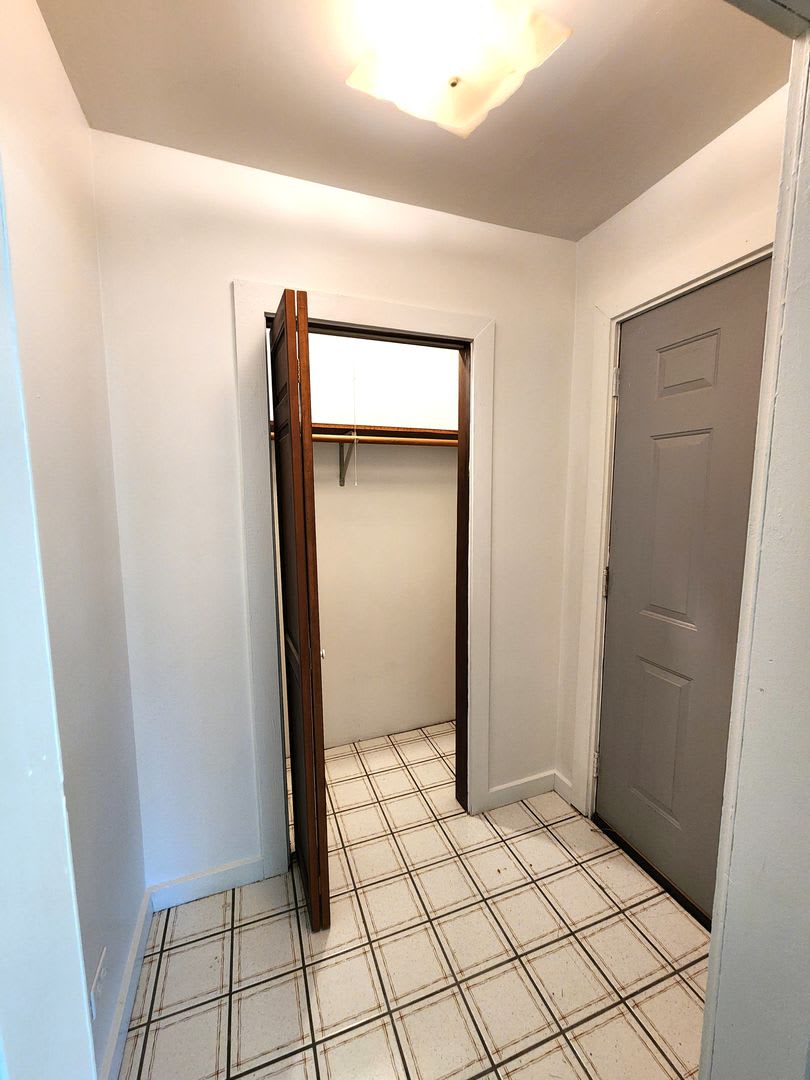 Spacious 2 Bedroom Home W 2 5 Car Garage Westmont – photo 3