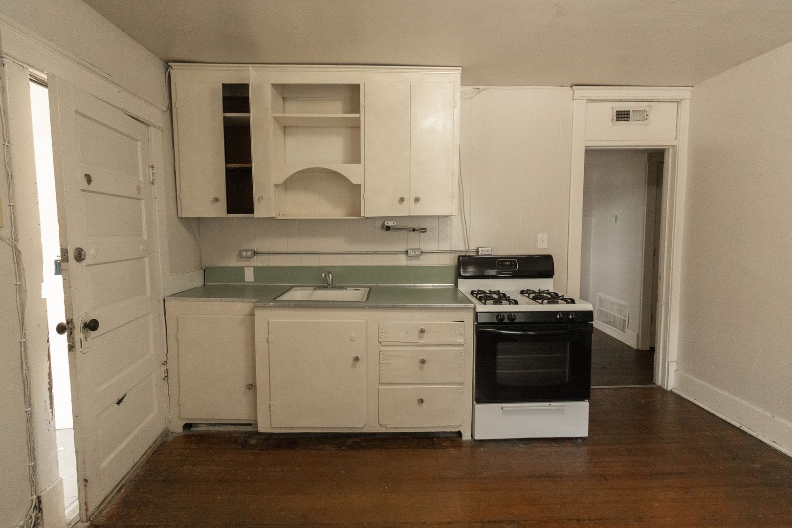 2 Bedroom House Just Steps From Downtown Campus – photo 2