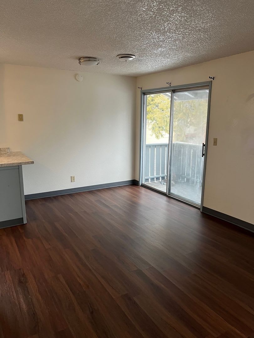 2 Bedroom, 1 Bathroom Upstairs Apartment – photo 2