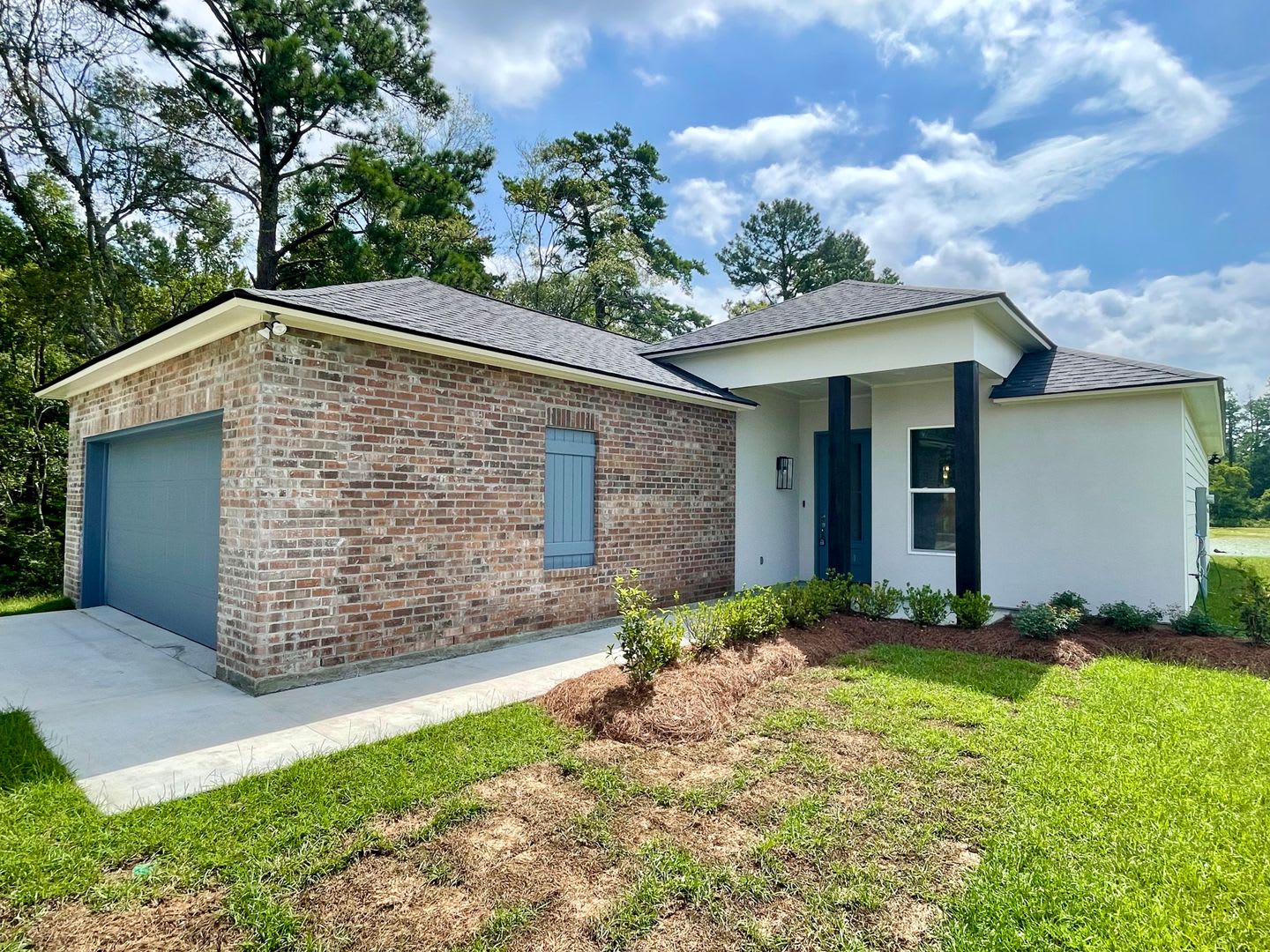 Must see home in Denham Springs on the lake!-$500 off first months rent with 30 day move in! – photo 1