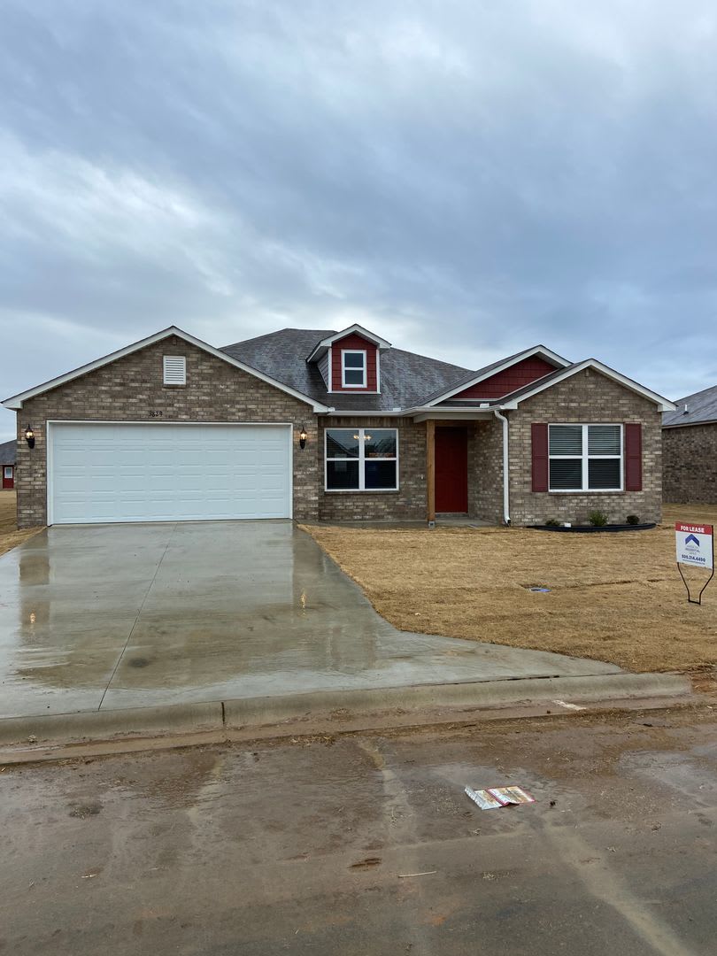 Pre-Leasing Now! Secure This Charming 4-Bedroom, 2-Bath Home in Bridlewood – photo 3