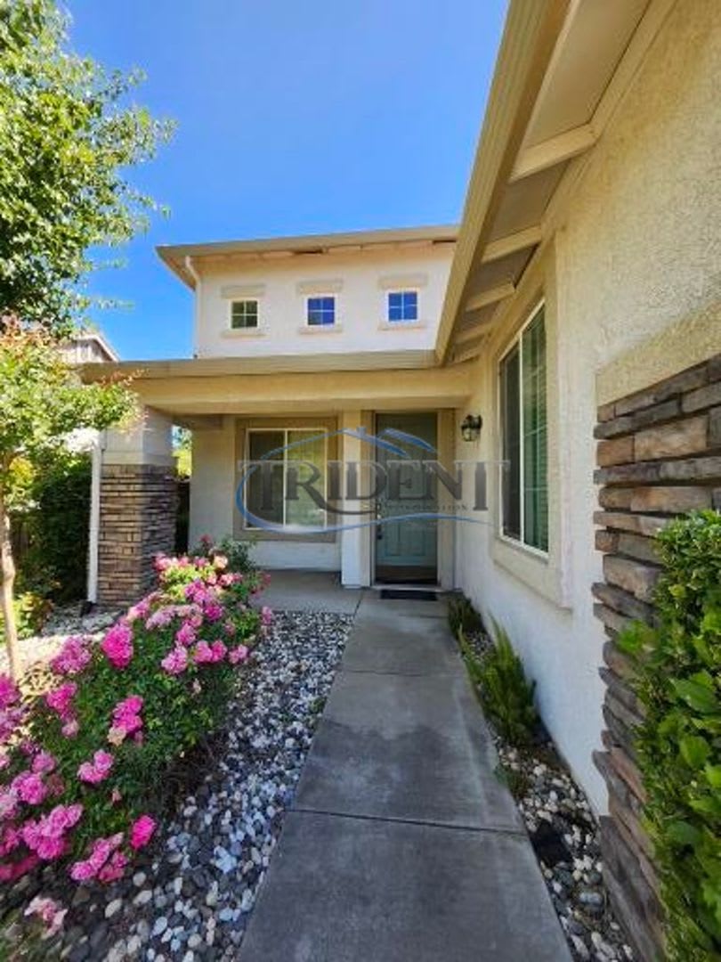 Beautiful 4 bedroom, 2 ½ bath, 2 story house – photo 2