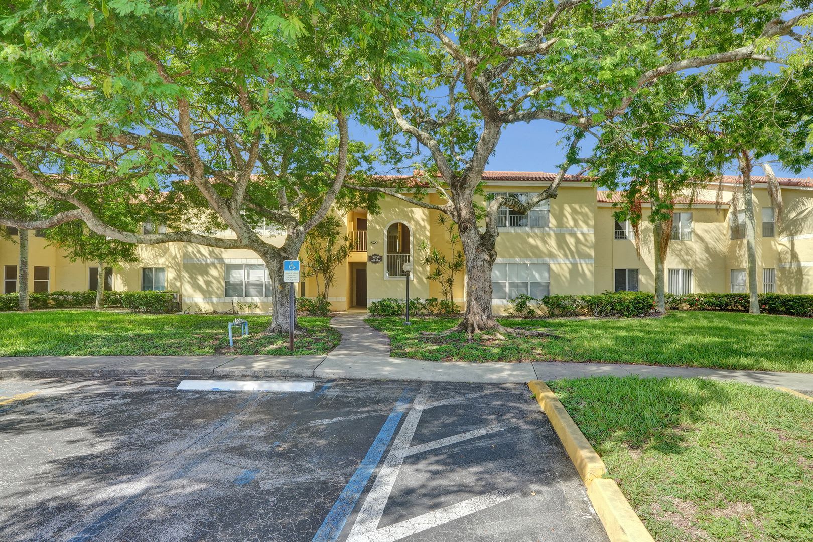 Fully Renovated Corner 2/1 Unit – photo 3