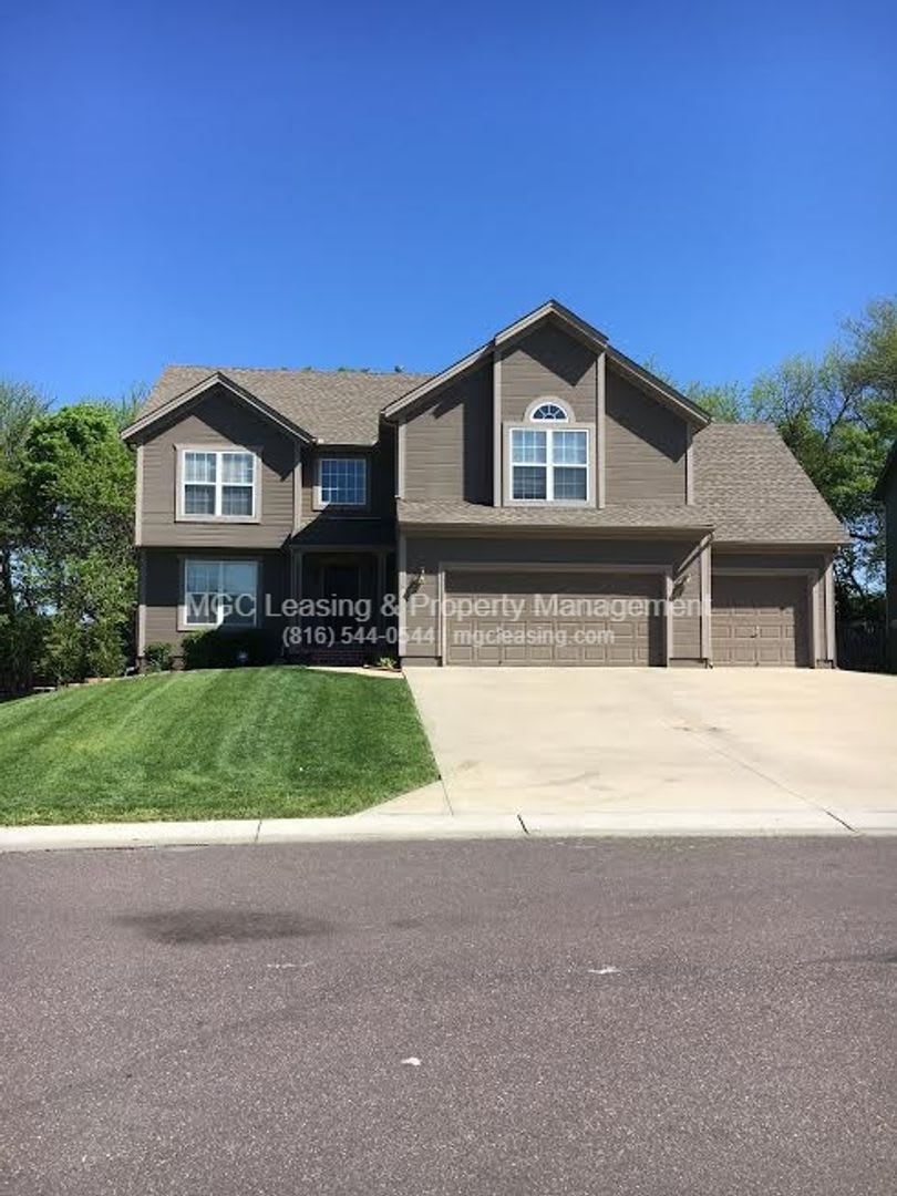 Stop scrolling—your dream home in Lee’s Summit is officially here! – photo 1