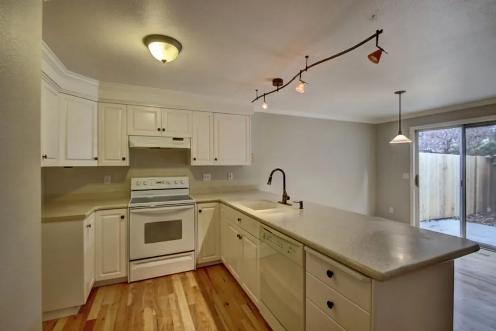 Spacious 3 bed Townhome with Fenced Yard, Garage, & Community Pool in Prime Boise Location! – photo 5