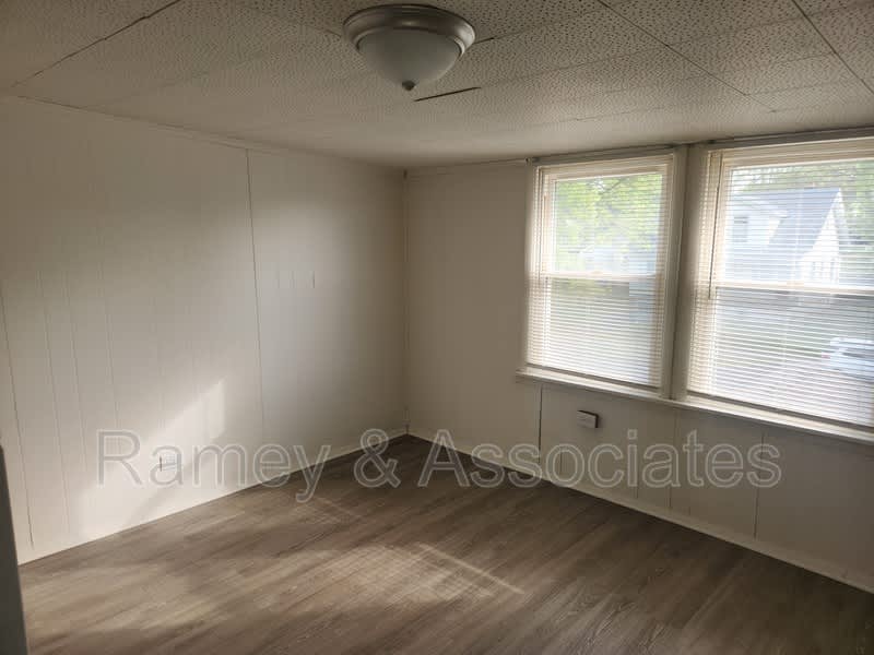 1122 Larchmont Ave – photo 5