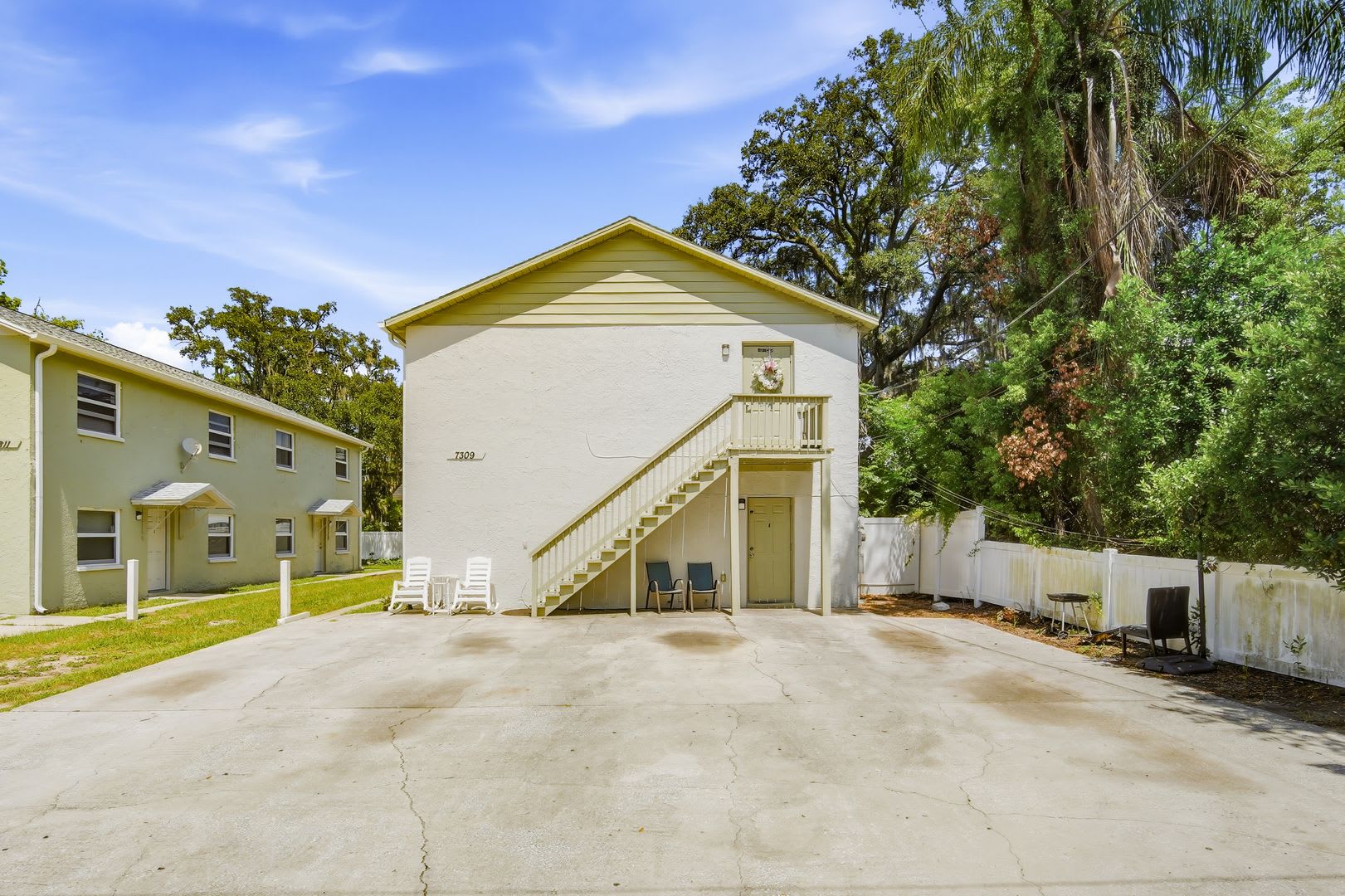 MOVE IN SPECIAL! Completely Remodeled 2 BR / 1 BA 2ND Floor Apartment Available Now! – photo 3