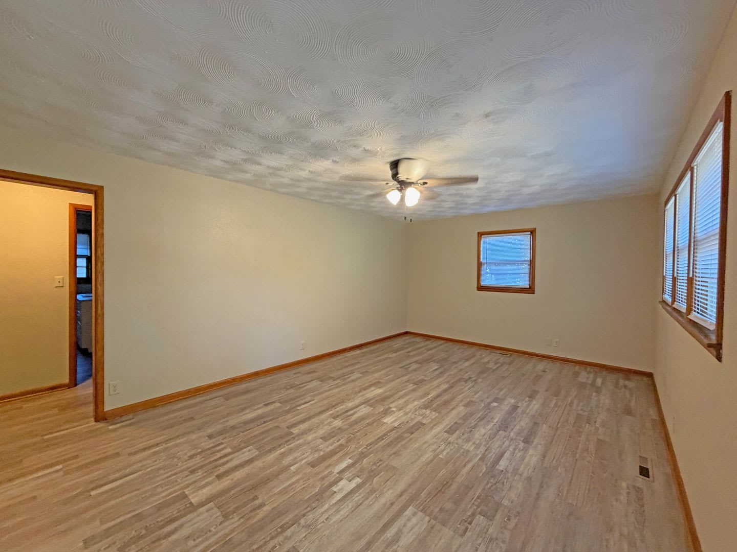 Cute & Clean Duplex Available Now! – photo 3