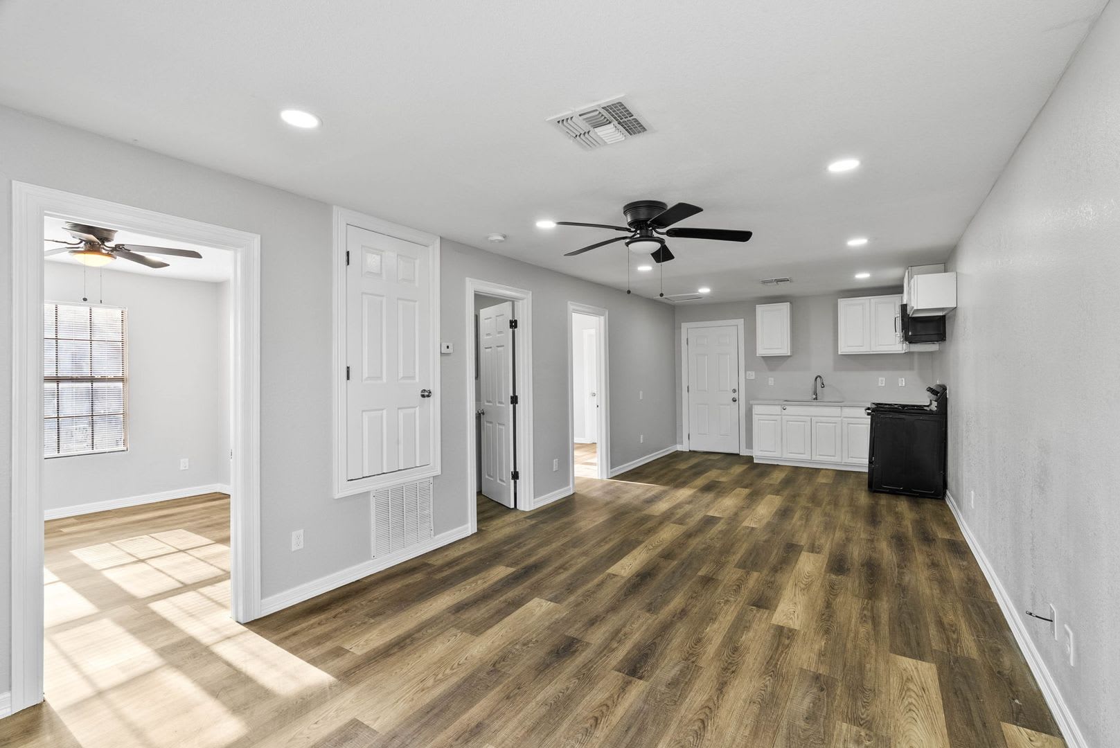 SPACIOUS TWO BEDROOM TWO BATH HOUSE! – photo 3
