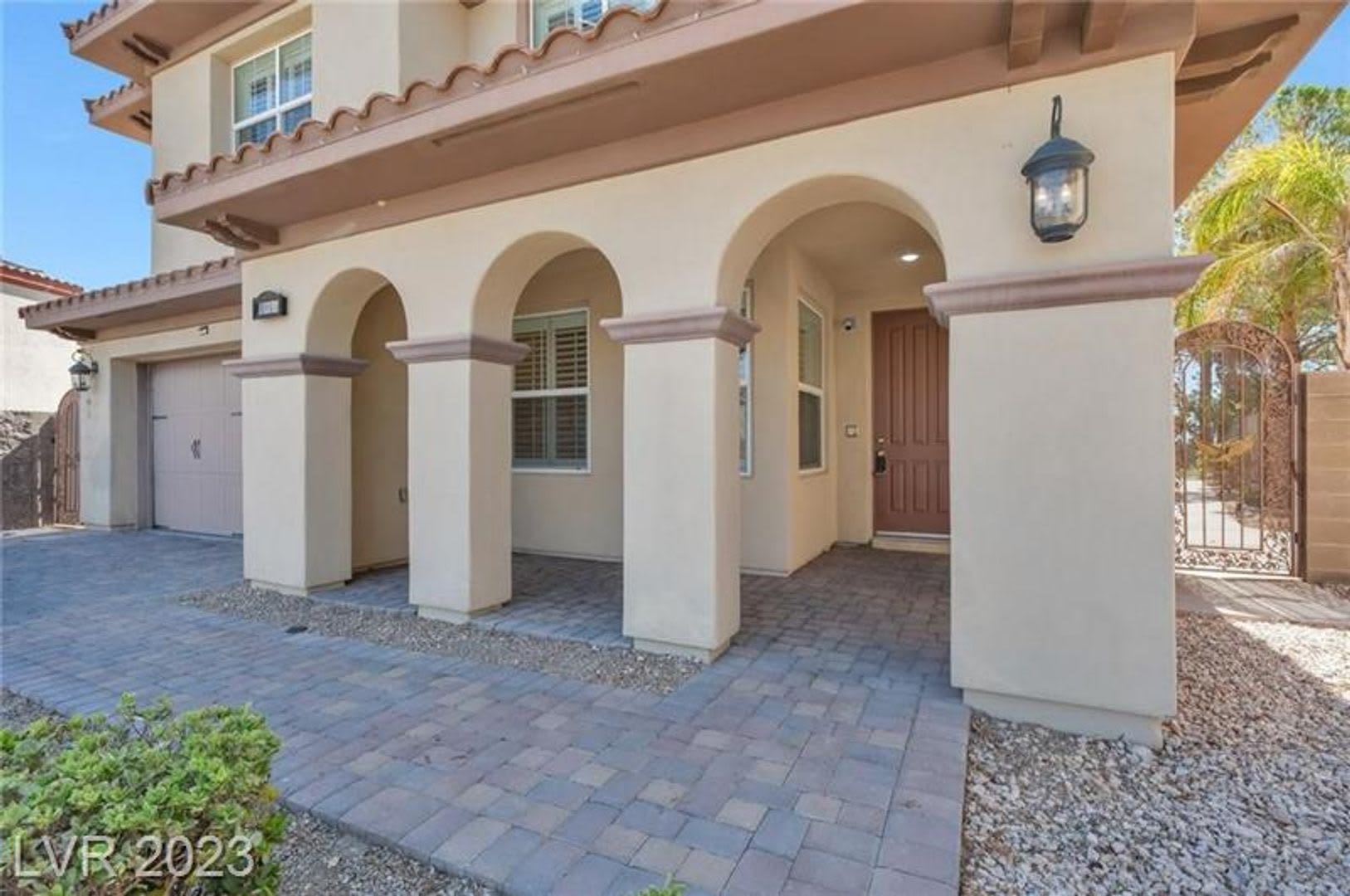 Rare and stunning 5 bedroom 4117sqft property with pool and spa in the backyard. – photo 4