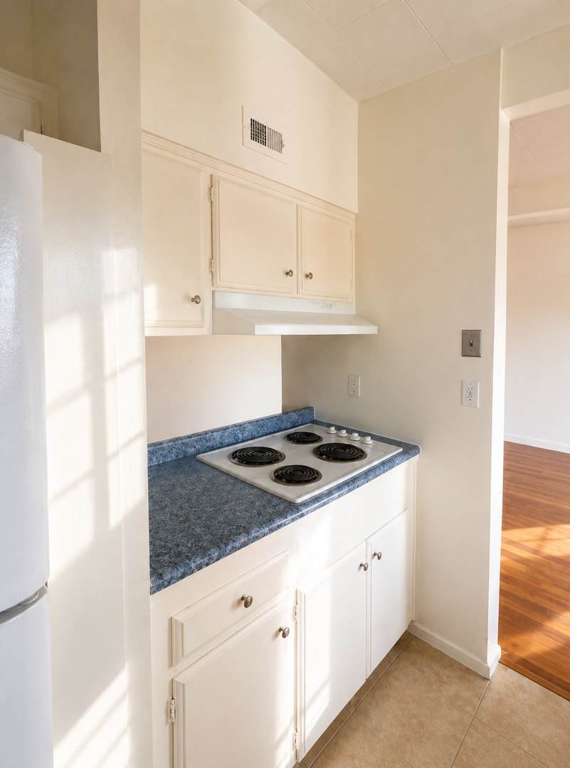 Charming 3 BD / 2 BA Home with Ample Natural Light and Spacious Backyard! – photo 5