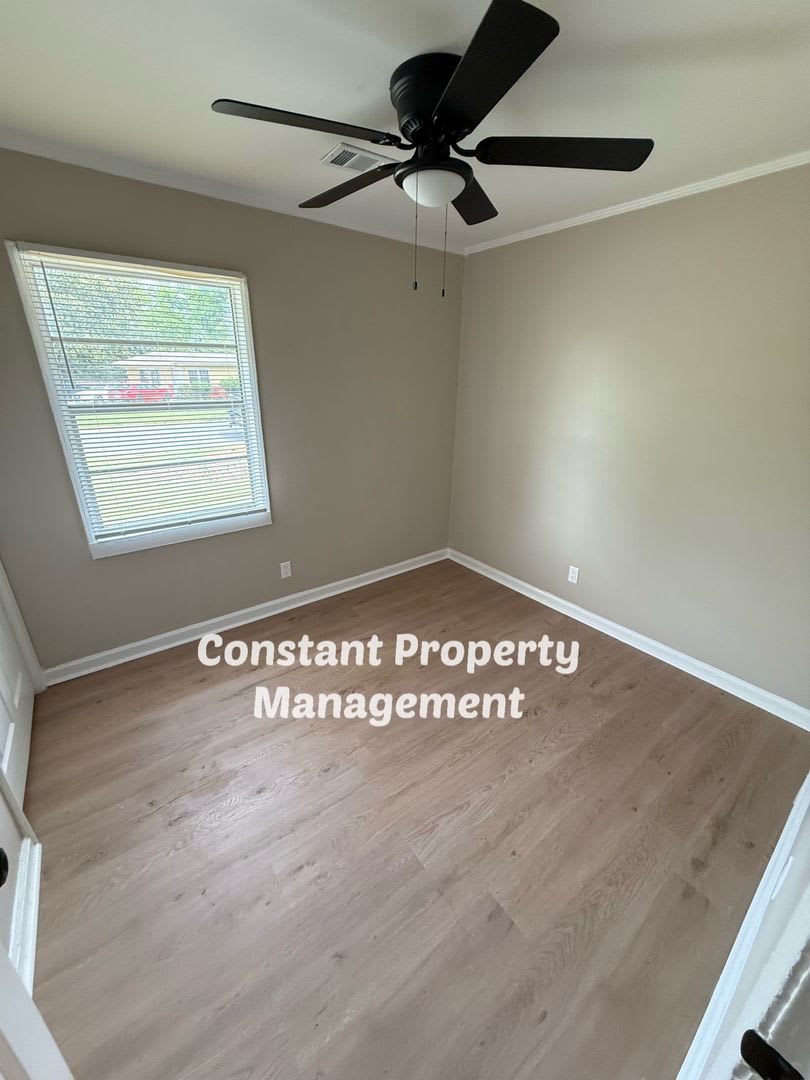 Fully Renovated 4 Bedroom Home with Fenced Yard – Available Now! – photo 4