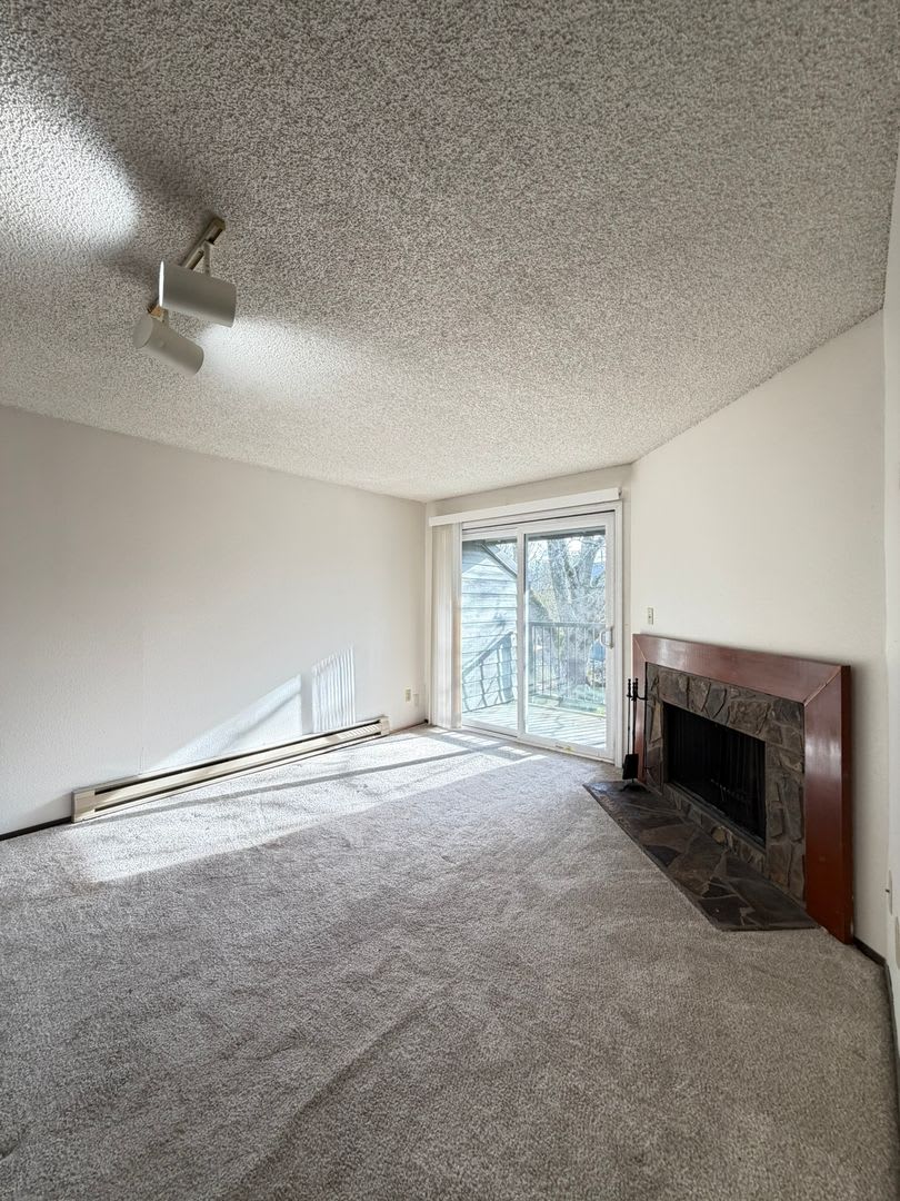 Cozy one-bedroom in nicely kept complex with Pool, Sauna, Tennis Court and more! – photo 3