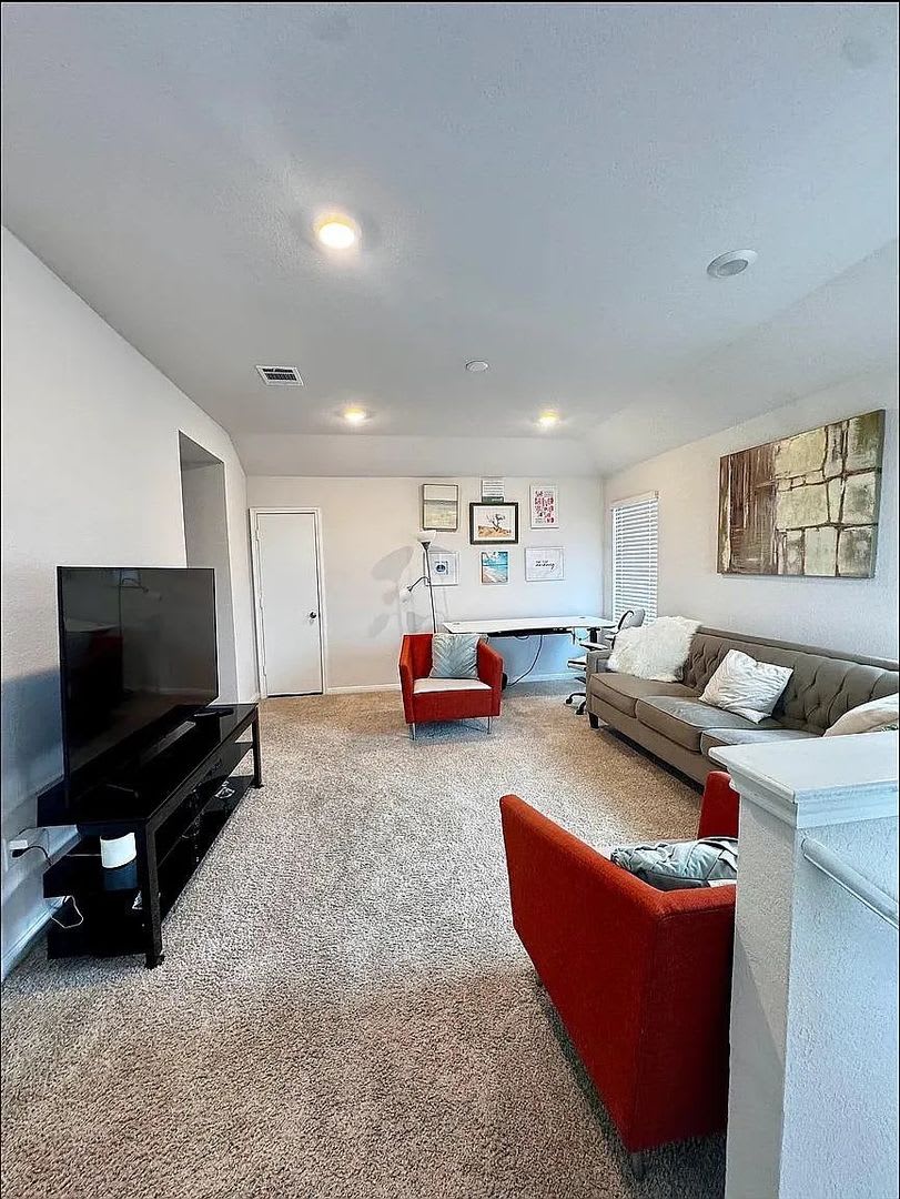 Room In 4 Bedroom Home In Georgetown – photo 4