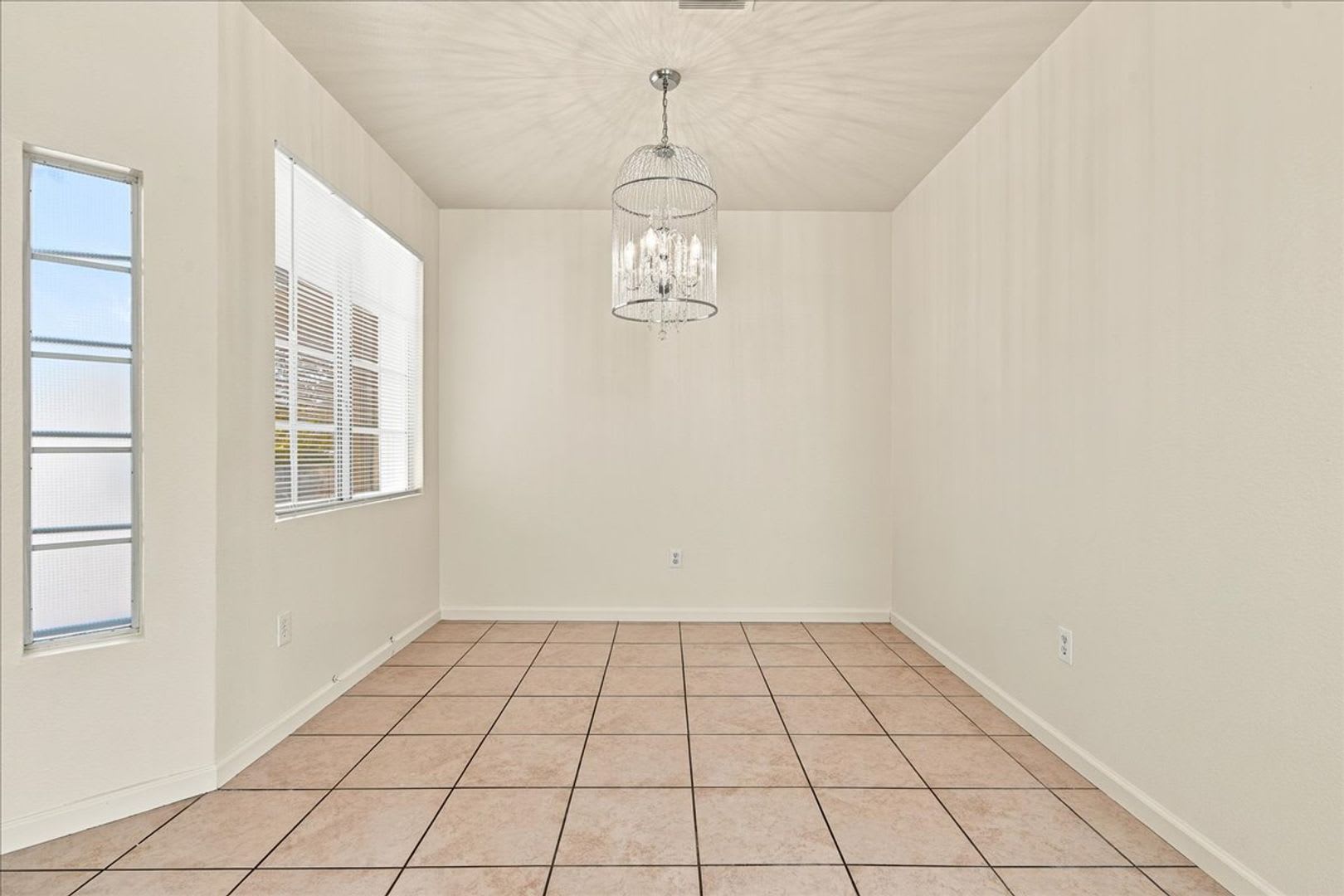 Bright &amp; Spacious 4Bd Home with Vaulted Ceilings &amp; Outdoor Kitchen – photo 5