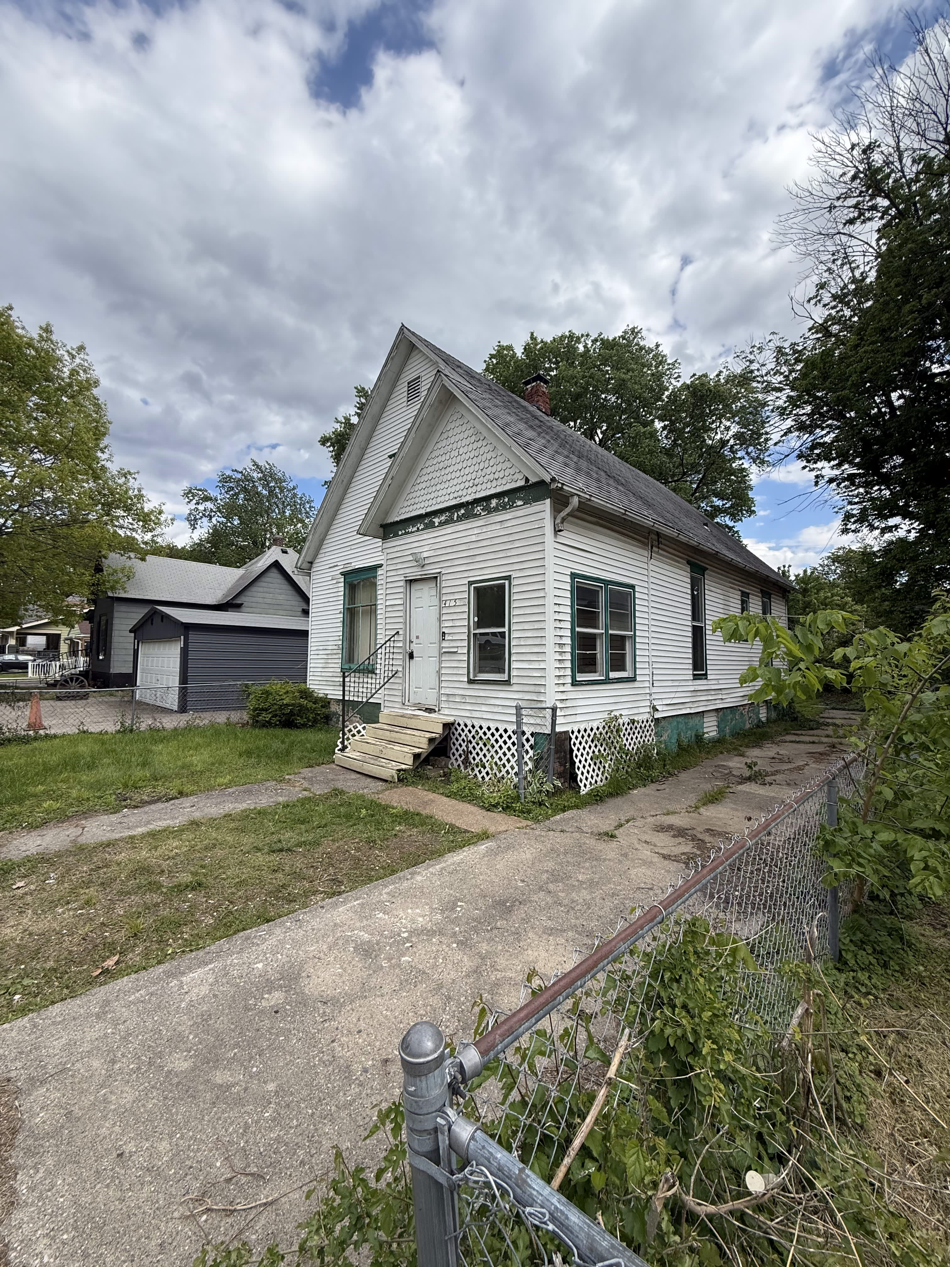 415 E Division St – photo 1