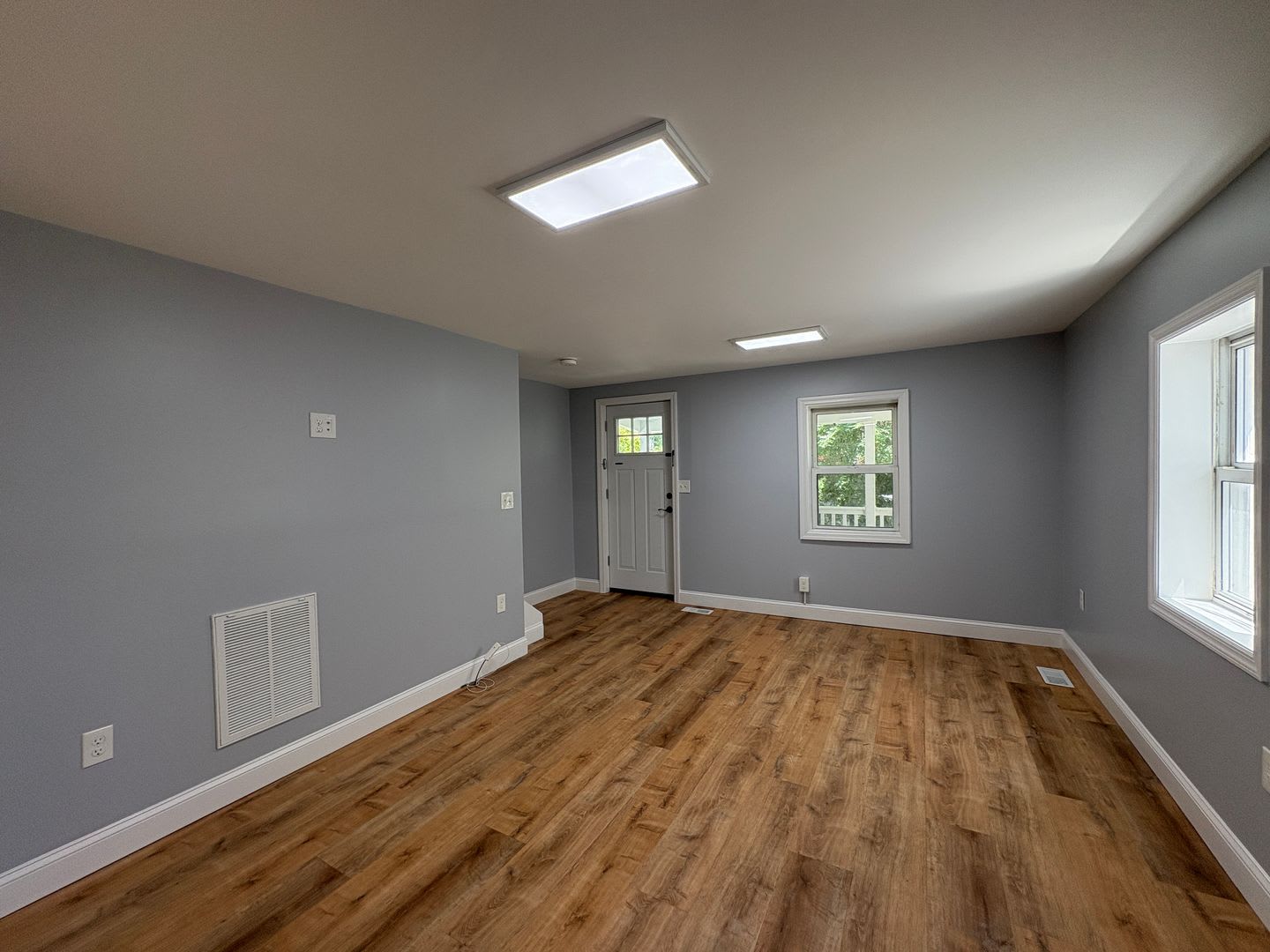 Gorgeous 3 bedroom 1 1/2 bathroom Single Family House – photo 5