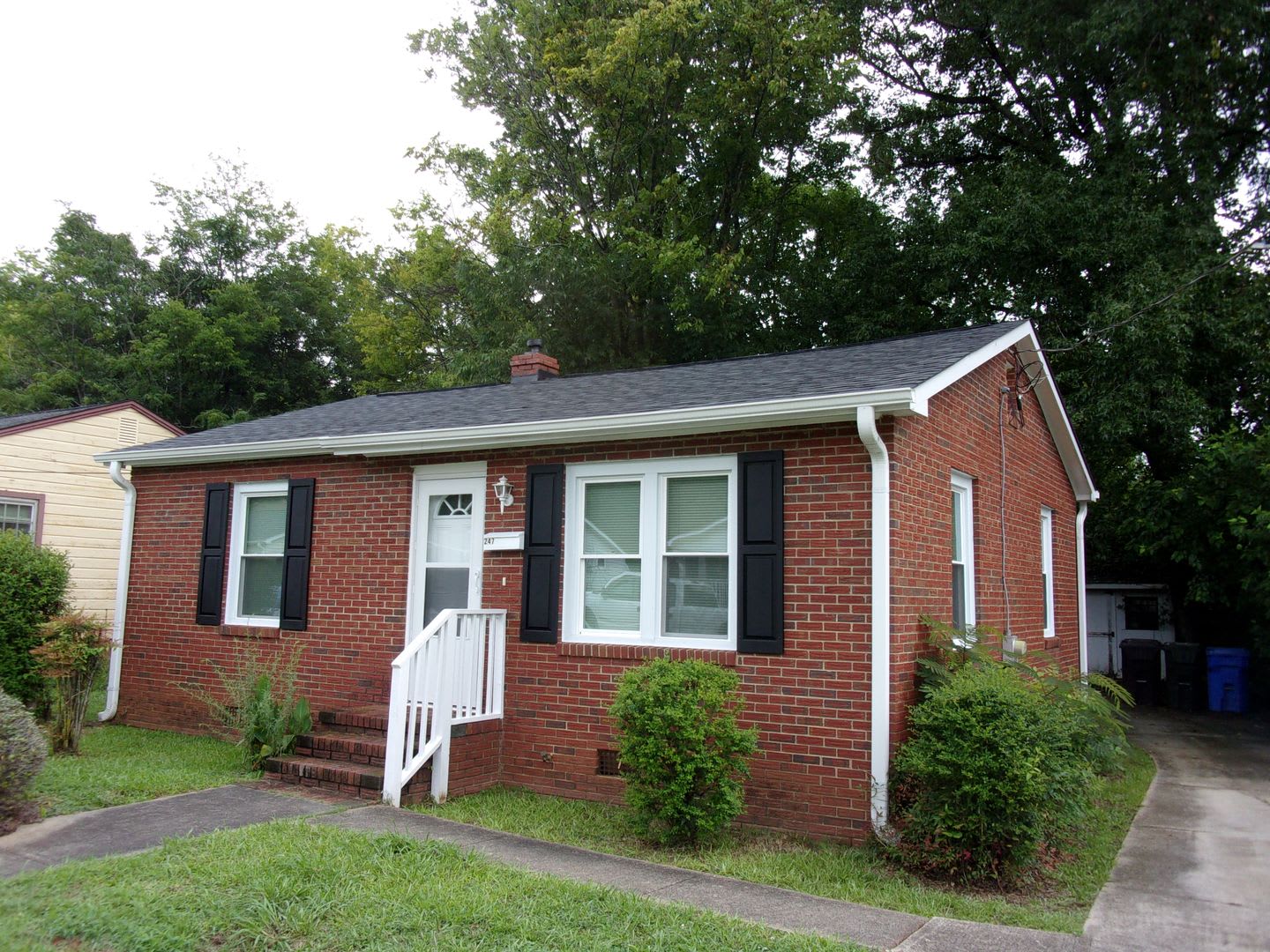 Beautifully Renovated 2 Bedroom 1 Bath Brick Home – photo 2