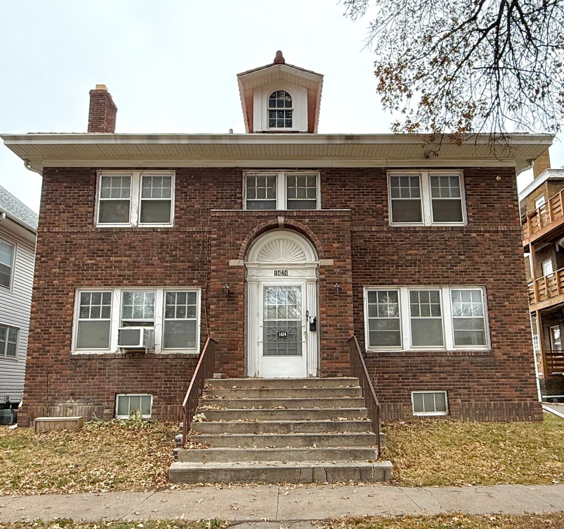 Massive 4 Bedroom, 2 Bath Brick Home – photo 2