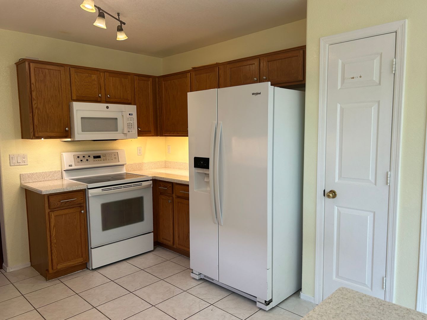 3 Bedroom 2 Bath On The Greenbelt – photo 5