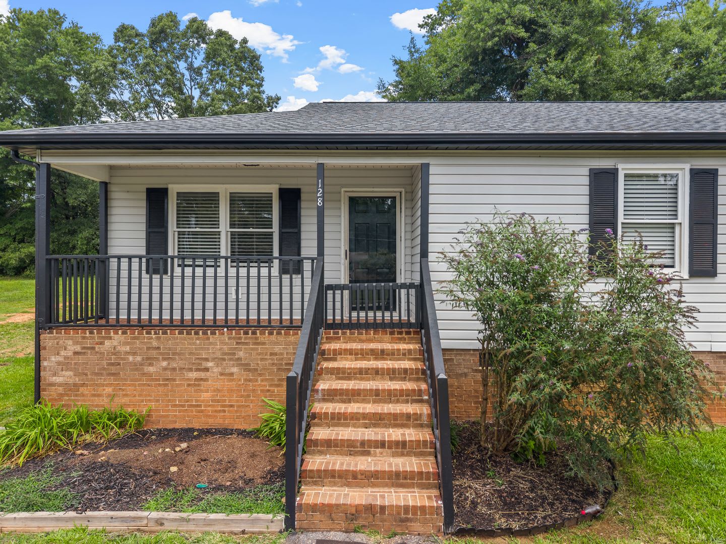 Freshly Renovated 2 Bed 2 Bath Home 500 Off First Month Rent – photo 1