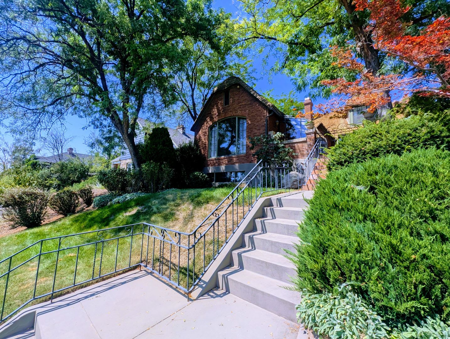 Stunning Preserved Historic Home with a POOL!! – photo 2