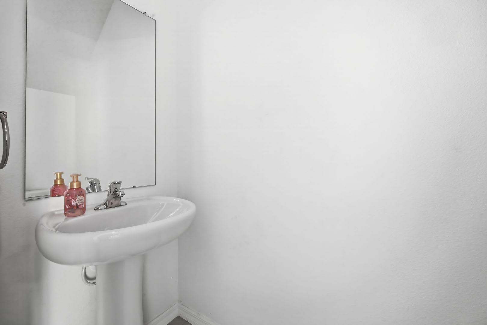 Newer 3Beds/2.5 Bths in Amenity Rich Area! – photo 5
