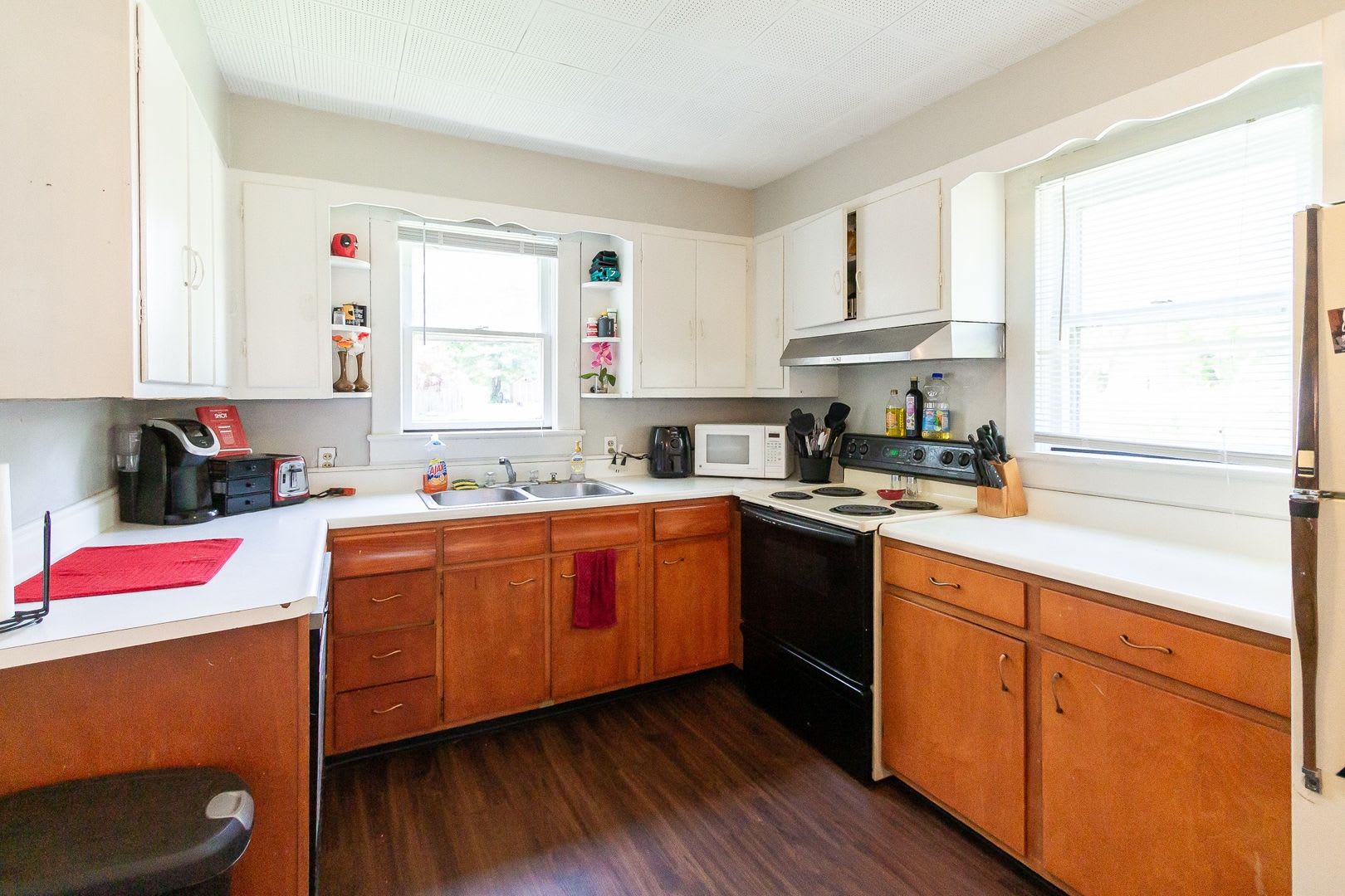 PRELEASING for AUGUST! Close to Campus: Dishwasher and Washer/Dryer Included – photo 1