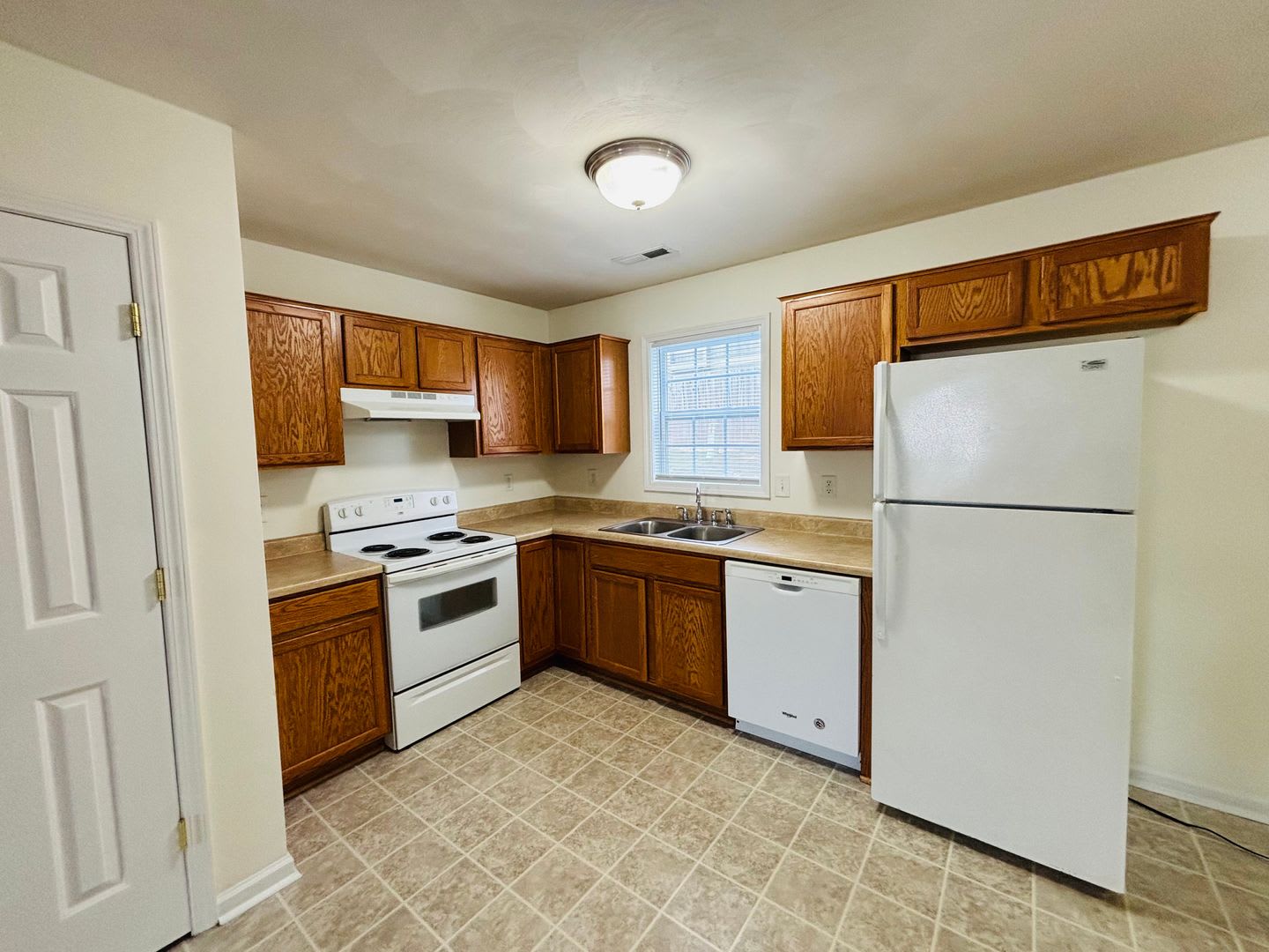 3 Bedroom, 2.5 Bath Townhouse – photo 4