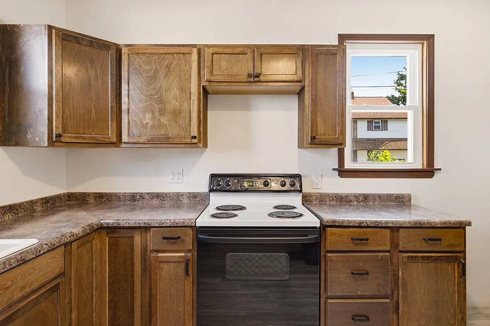 Spacious Updated 3-Bedroom Pet-Friendly Home with Central Air, Original Woodwork & 1,800 Sq. Ft. – photo 2
