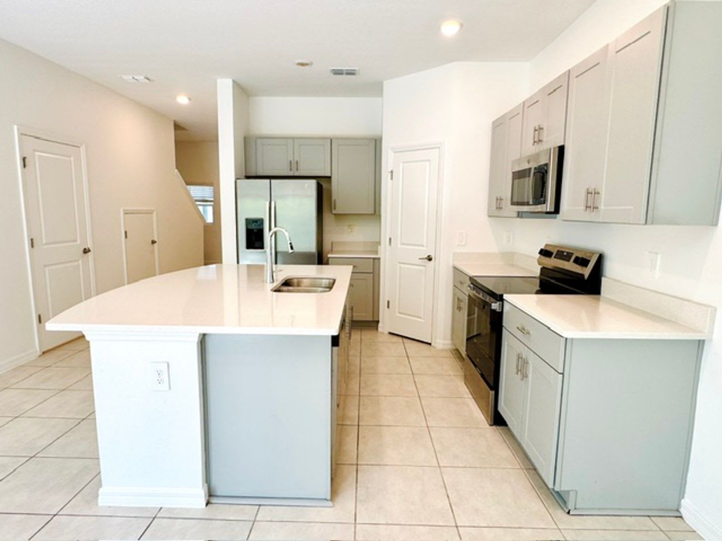 Modern 3 Bed / 2.5 Bath Townhome – Move-In Ready – photo 4