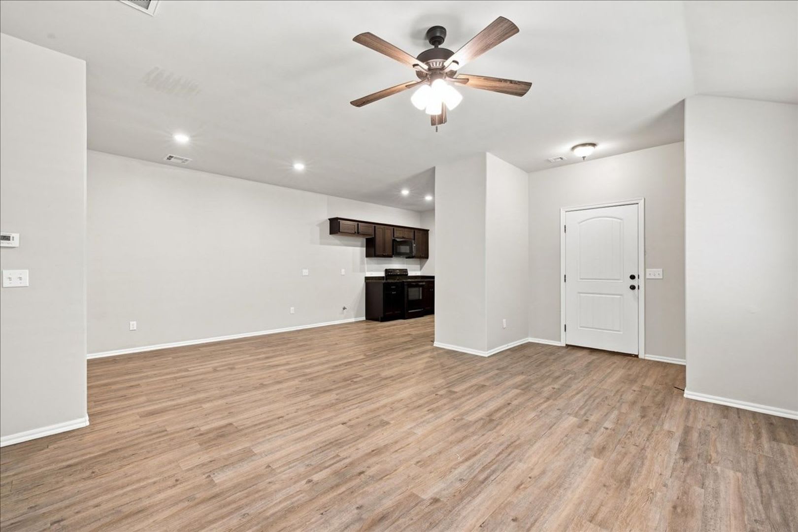 * MOVE IN SPECIAL * 3 Bedroom 2 Bath 2 Car Garage – photo 4