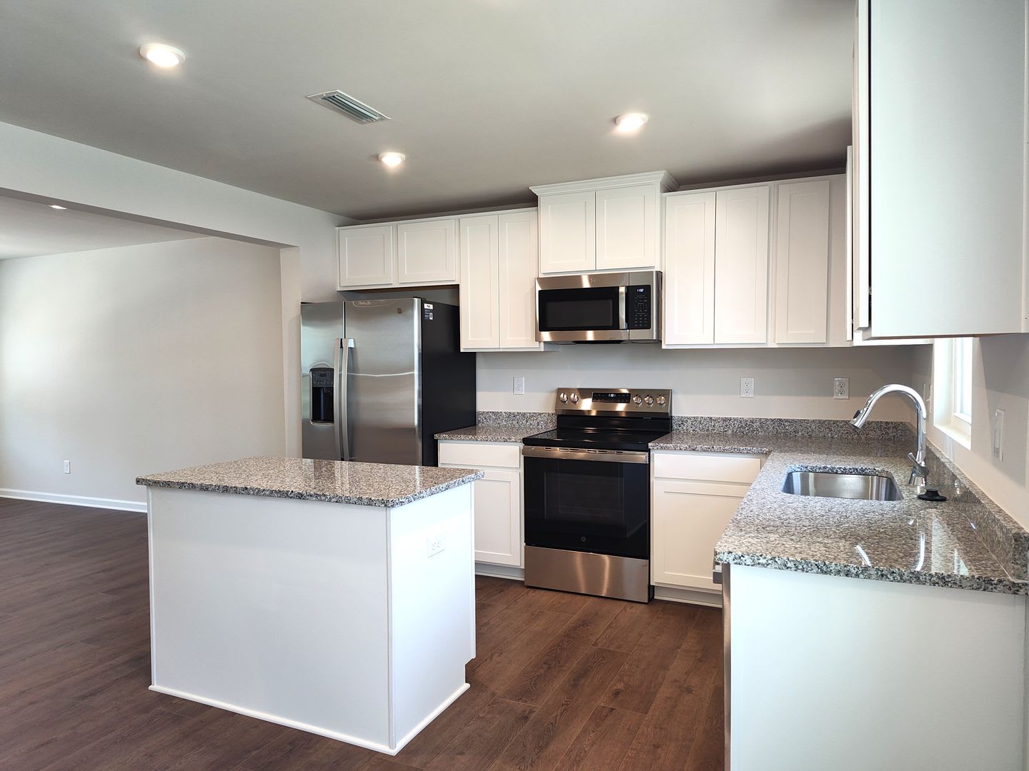 Pristine townhome located in the Cherry Grove Community in Kannapolis NC! – photo 4