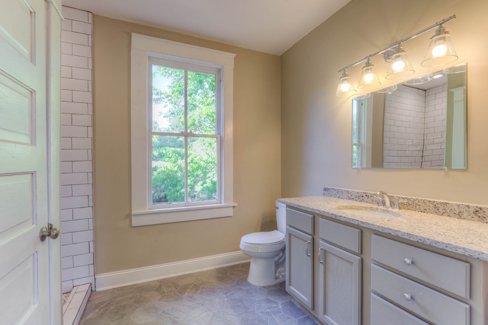 Beautiful 4 Bedroom Home With Hardwood Floors Modern Kitchen – photo 5