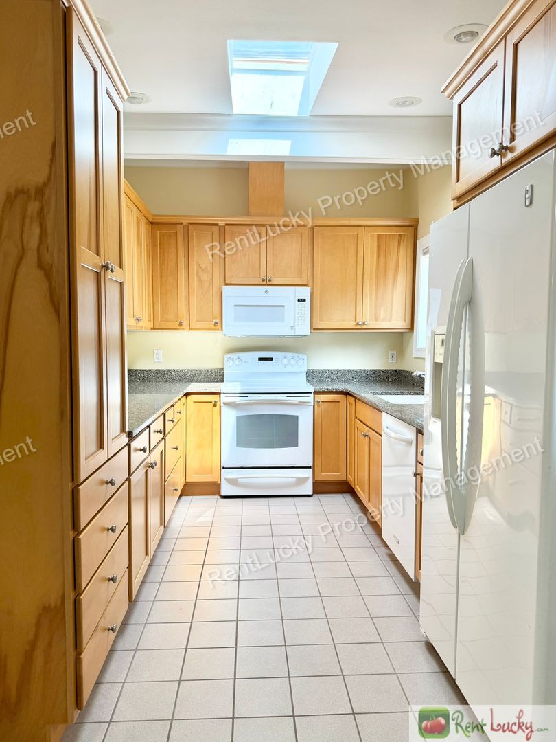AMAZING 4 Bedroom Home in Bellevue! Fantastic Balcony and Large Family Room! – photo 4