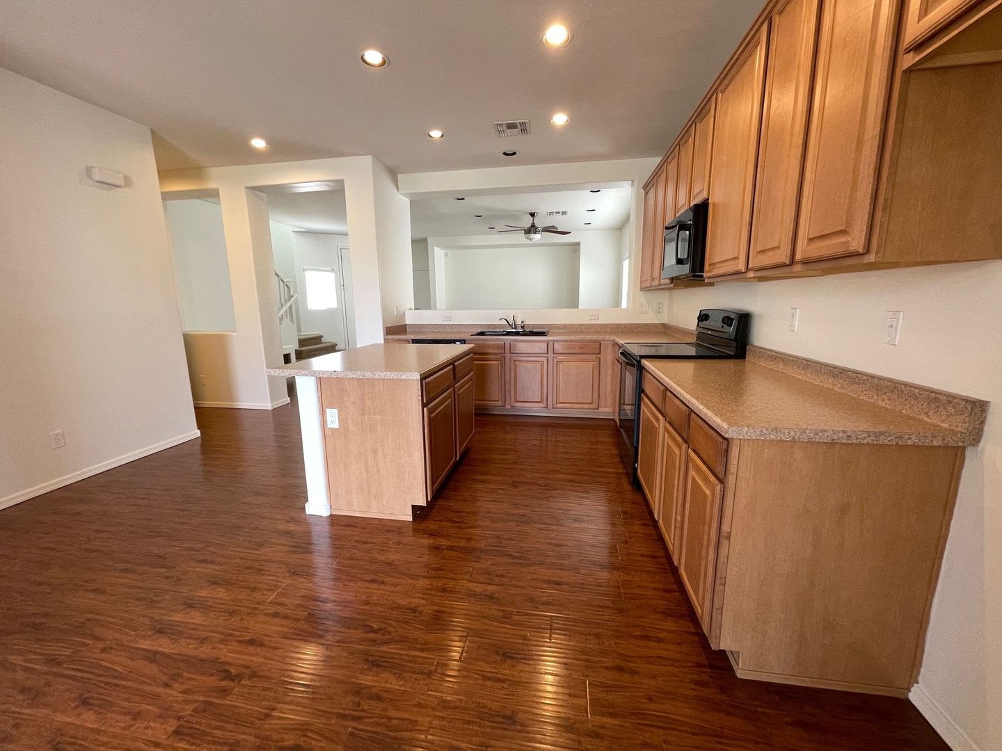 Premium Lot! 3 bed, 2.5 bath, Community Pool – photo 4