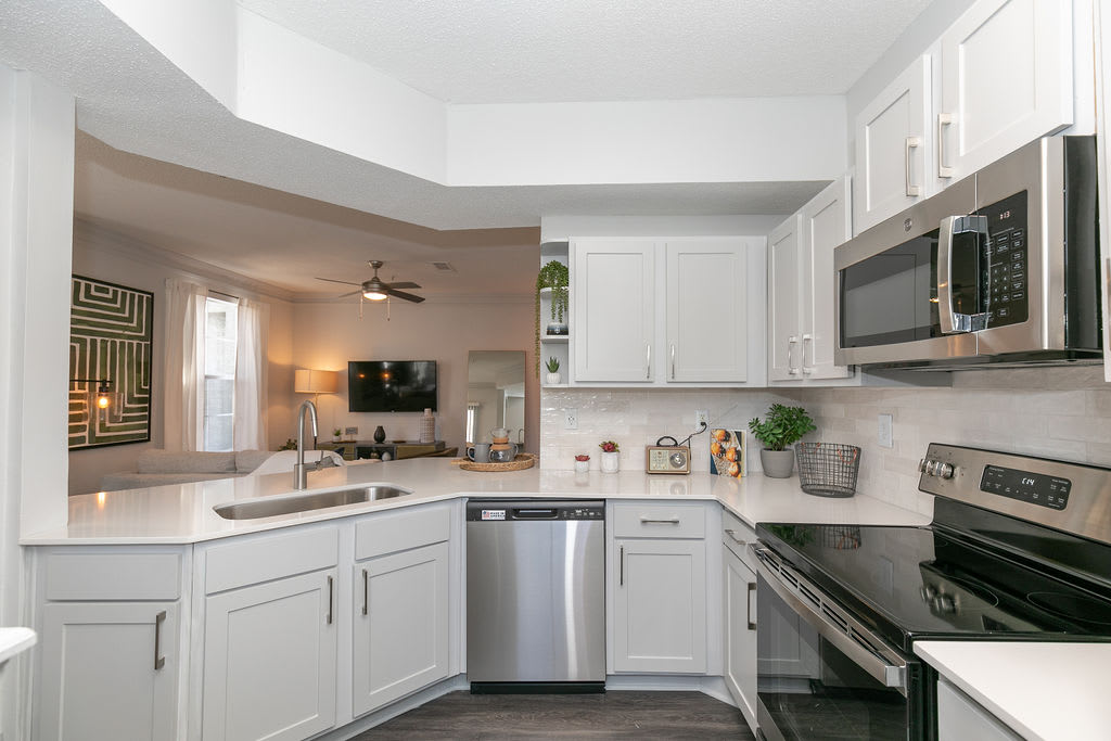 Deerfield Village Apartments – photo 3