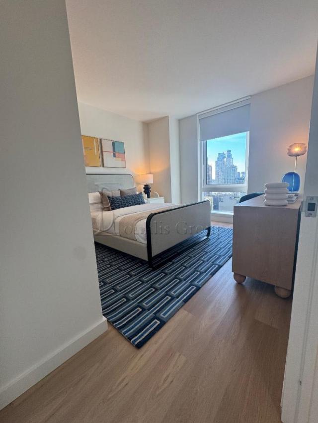 10-03 Jackson Avenue – photo 2