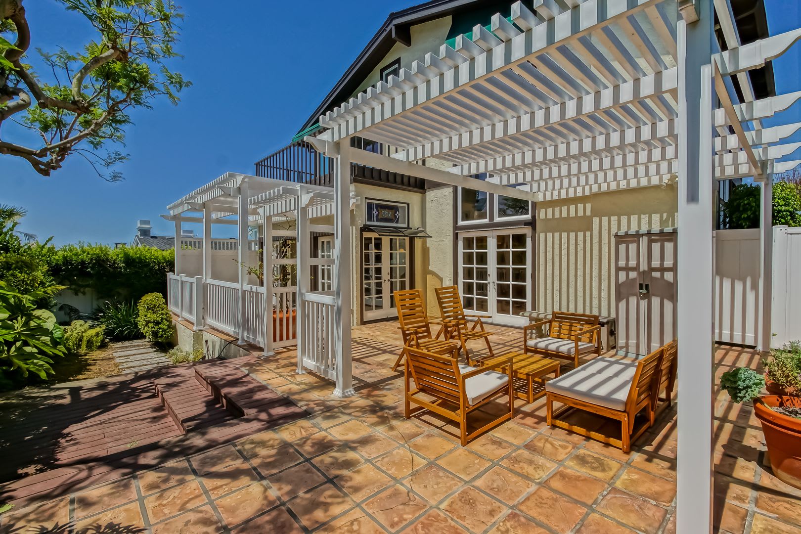Available For 3 Months Or More Tbd Charming Fully Furnished Hilltop Home W Large Rear Yard Patio 2 Large Balconies W Ocean Views 5 Car Parking A Block From Greenbelt Downtown Mb Schools 2 Mins To Beach – photo 3