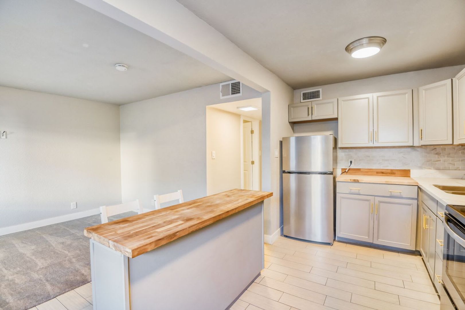 Move In Special First Month S Rent Is Free Upgraded 1 Bedroom Condo Near Freeway With Community Pool – photo 4
