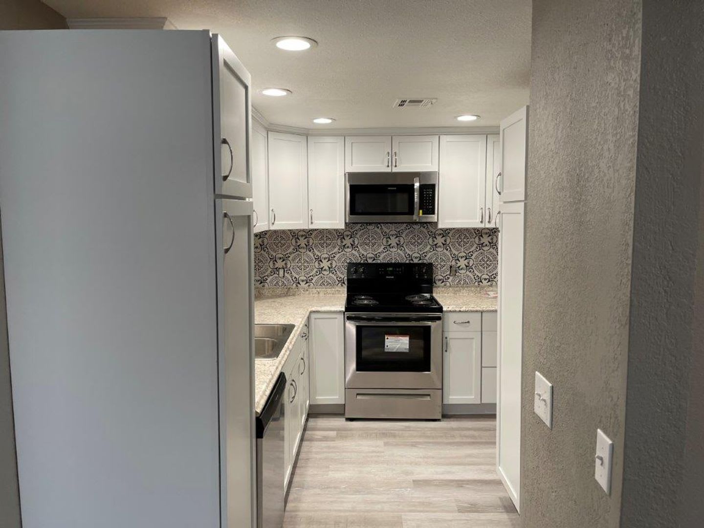 Pets OK! Moore Schools, 2 bed 2 full bath duplex with fenced yard and one car garage! – photo 3