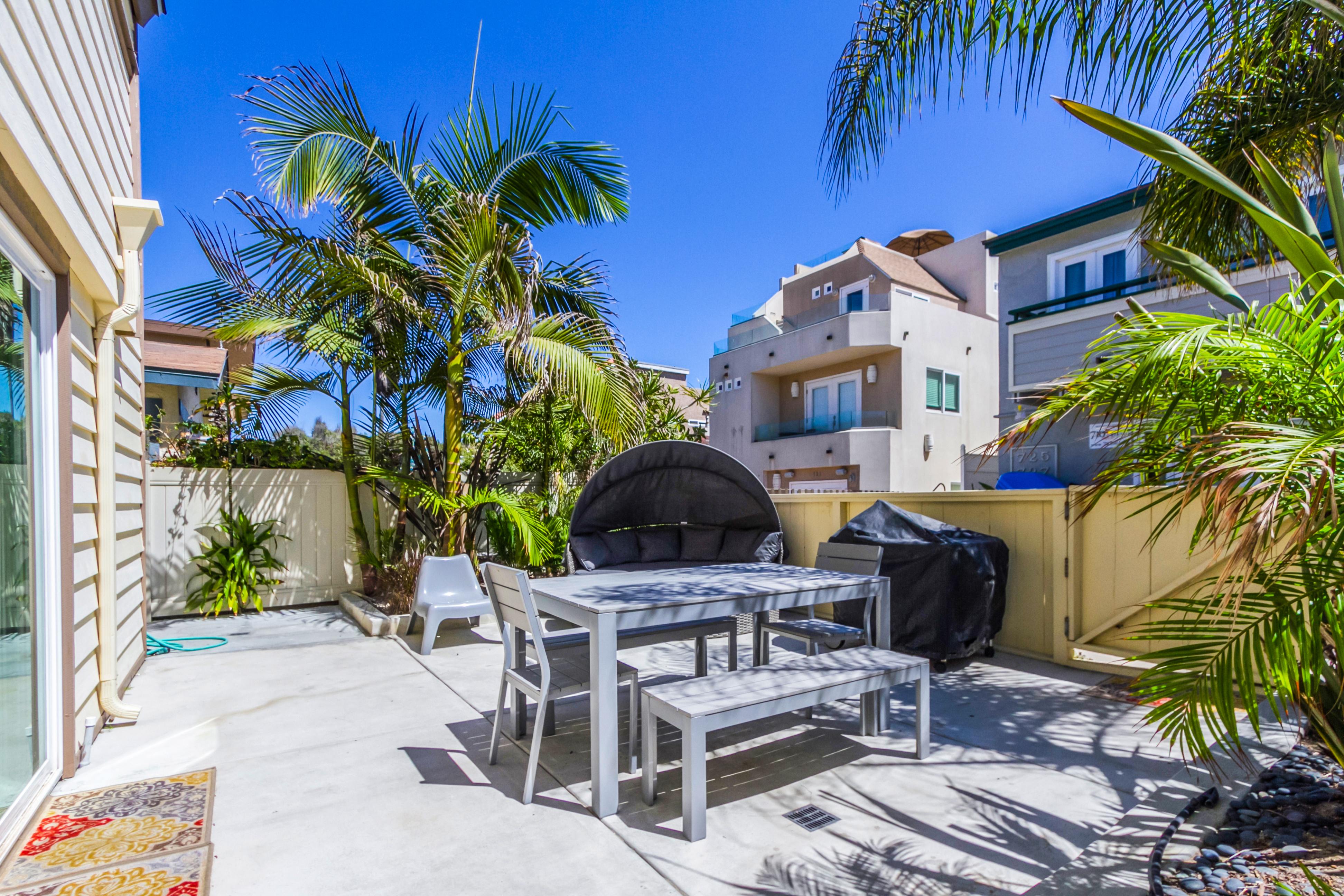 728 Jamaica Ct – photo 2