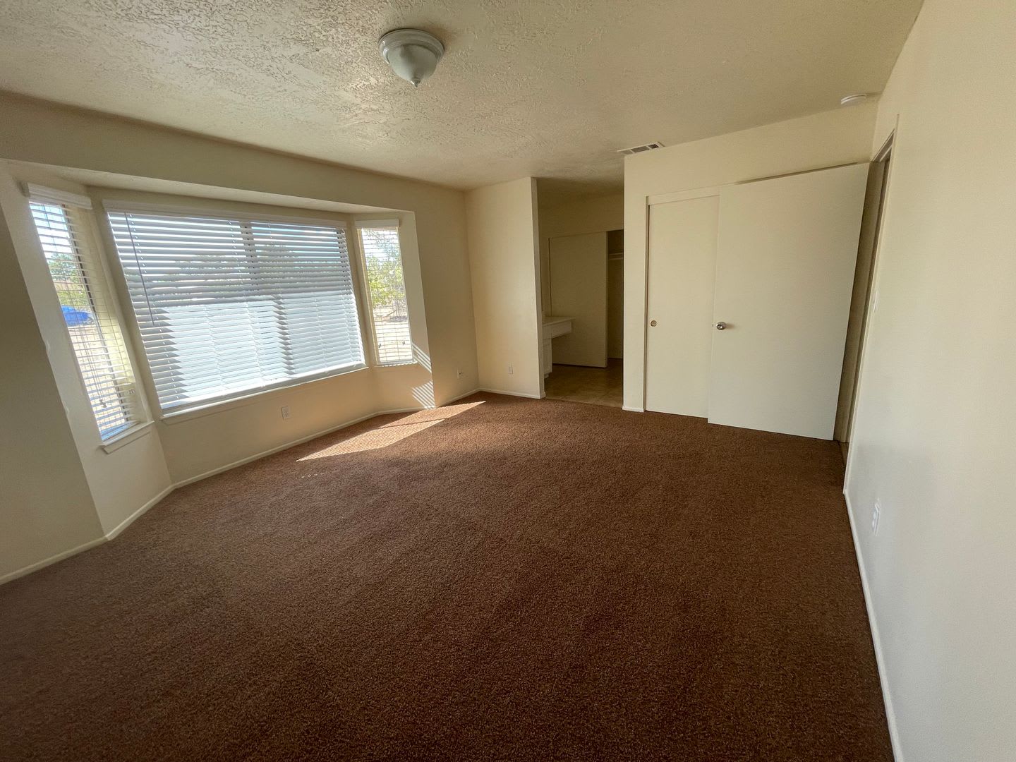 Hesperia-Refurbished- 3 Bedrooms, 2 Bathrooms + Den or Office, Large Property – photo 5