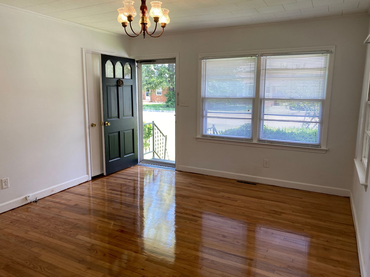 3 Bed 1 Bath House with Spacious Backyard – photo 3