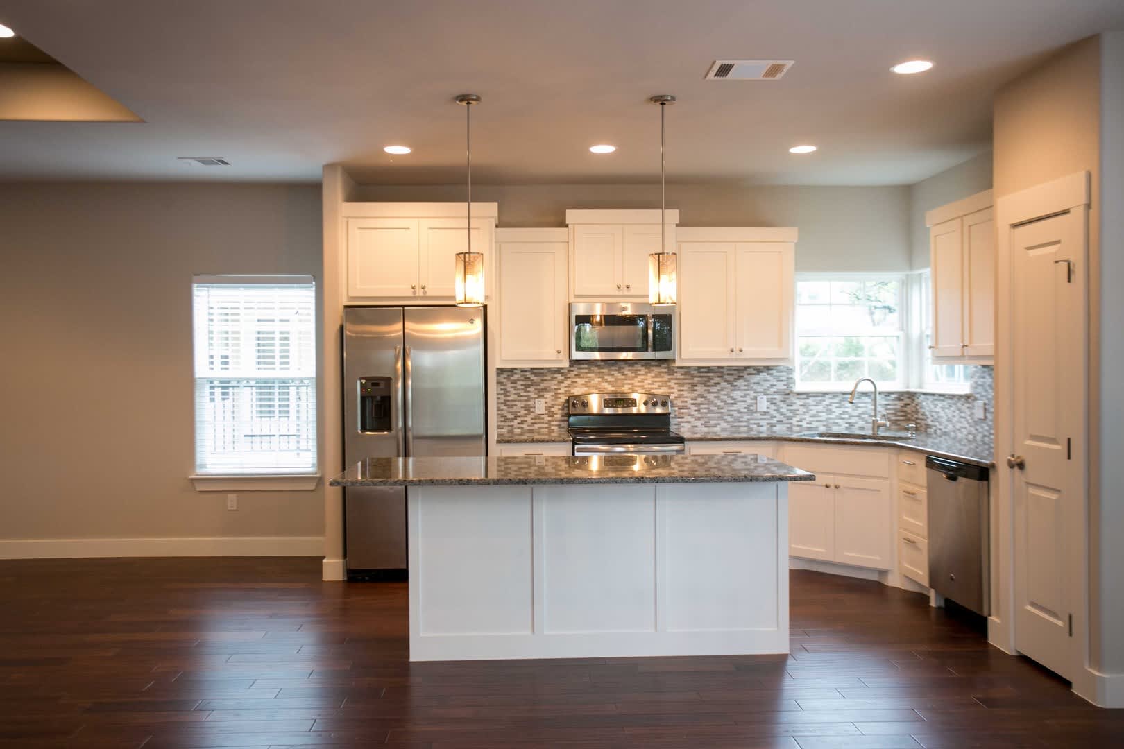 2 Week Free Move-In Special! Modern Single-Story Condo Near Lake Austin & Lake Travis – photo 3