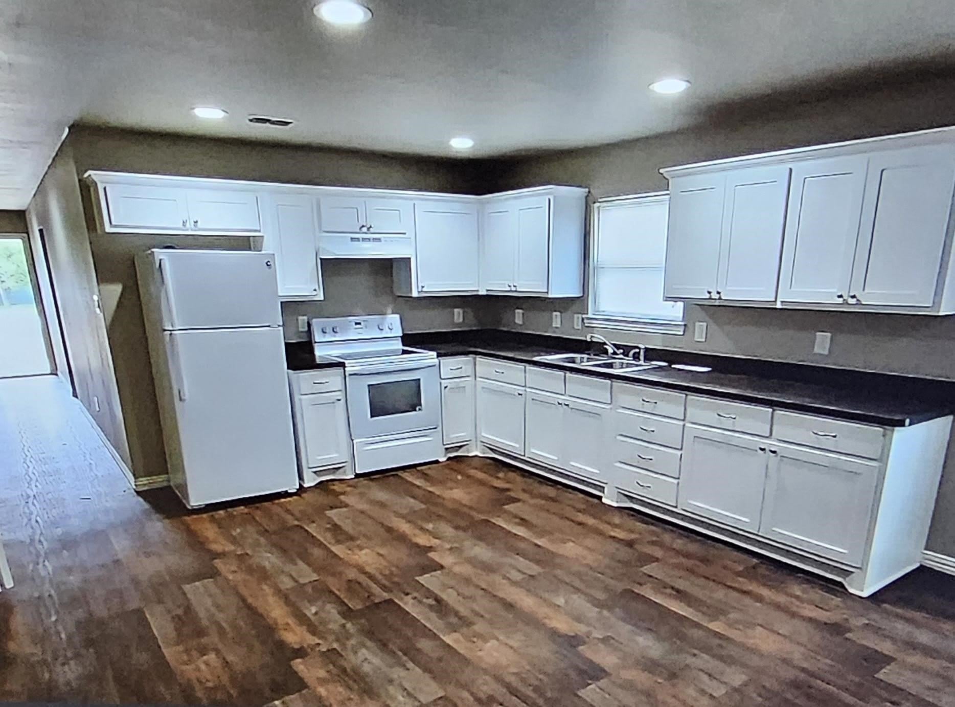 407 W Criner Street – photo 3