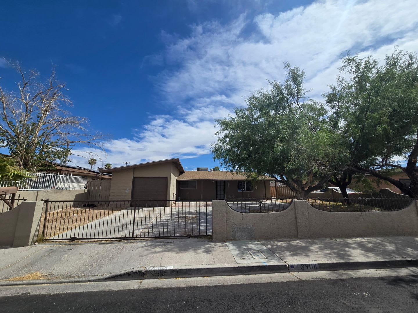 Remodeled 3 Bedroom 1 Bathroom Home! Lock in $1650 off your third month of rent! – photo 2