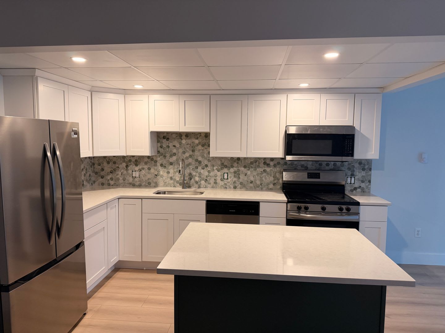 2 400 2Bd 1Ba Kings Wood Condo Parking Included Pool Available 8 22 – photo 2