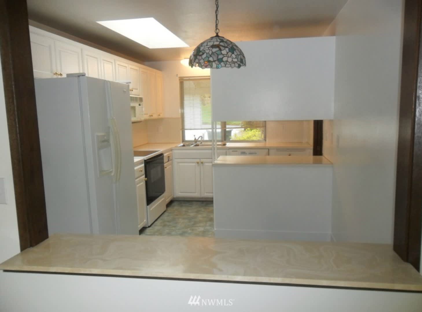 Spacious 4 Bed Tri Level With 4 Car Garage Walk To Elementary Middle High School – photo 3