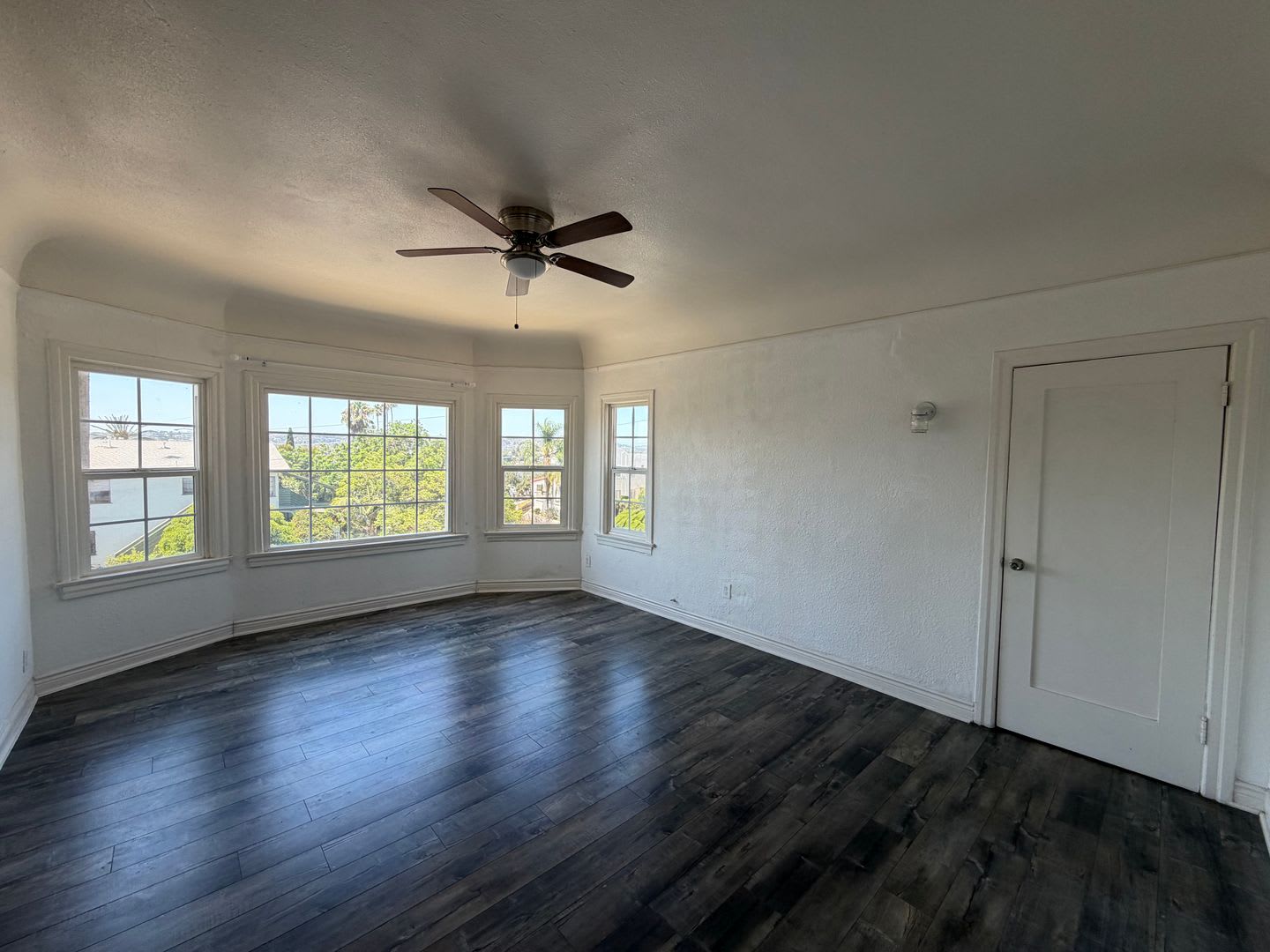 Mid City Top Floor 2 Bedroom 1 Bath Gem – photo 2